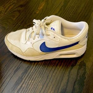 Nike air tennis shoes size 7
